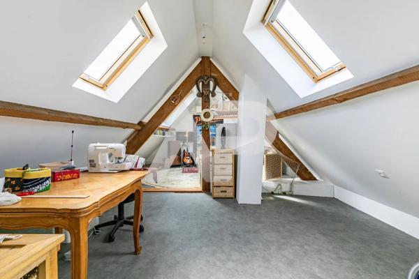 Maison avec Jardin et Parkings SECTEUR GARE €1 260 000 ** - Ref : 83360489