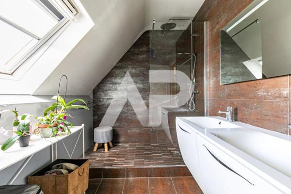 Maison avec Jardin et Parkings SECTEUR GARE €1 260 000 ** - Ref : 83360489