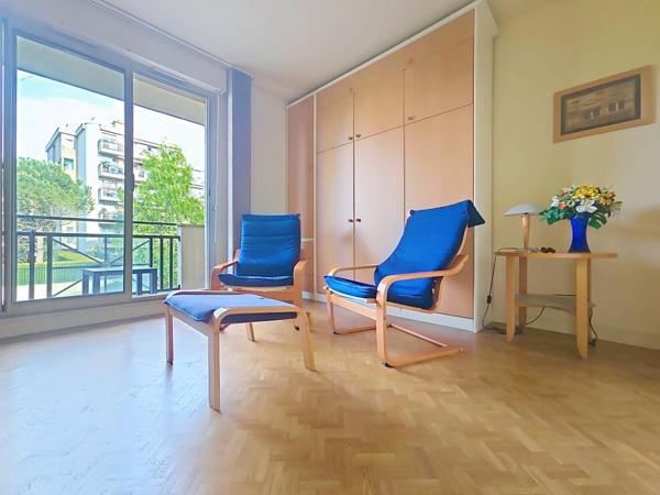 GRAND STUDIO AVEC BALCON