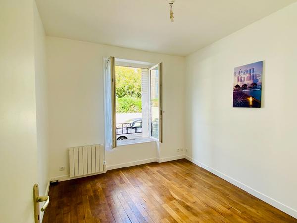 "Viroflay" Proche tous commerces ! appartement de 3 pièces de 45m² avec jardinet ! Loyer 1 375 €/mois charges comprises **  - Référence  27331