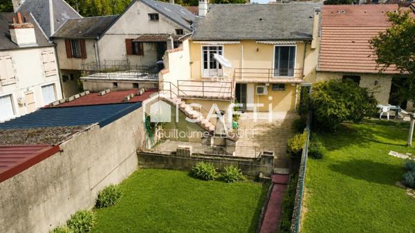 Maison de ville rénovée avec garages à Issoudun