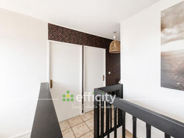 Appartement
         4 pièces
        - 115 m² 245 000 € *
