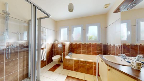 Maison familiale avec piscine et sous-sol - JATXOU