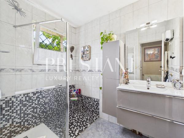 Maison avec piscine à Anglet Saint-Jean – Terrain plein sud 1100 m², dépendance, fort potentiel d’agrandissement, ANGLET