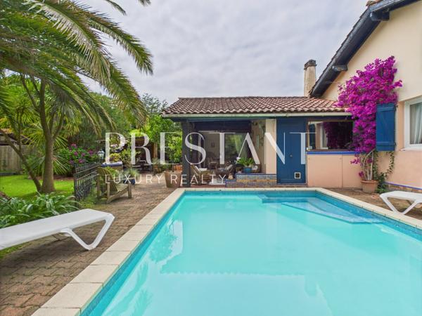 Maison avec piscine à Anglet Saint-Jean – Terrain plein sud 1100 m², dépendance, fort potentiel d’agrandissement, ANGLET