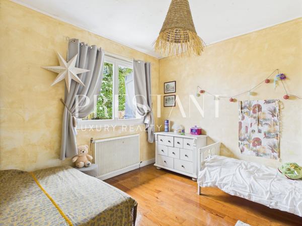 Maison avec piscine à Anglet Saint-Jean – Terrain plein sud 1100 m², dépendance, fort potentiel d’agrandissement, ANGLET