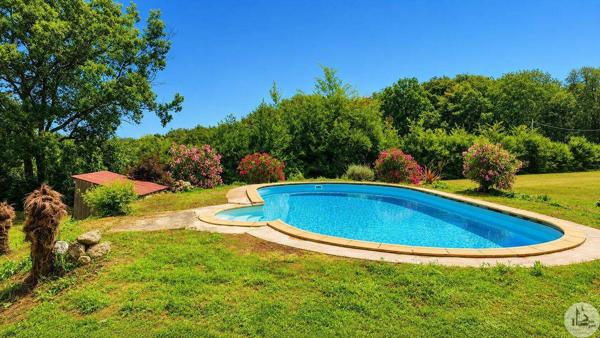 Ensemble immobilier en pierre avec piscine!!!!