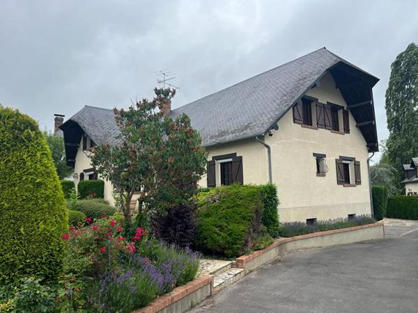 MAISON SUR SOUS SOL 6 CHAMBRES  200 M2