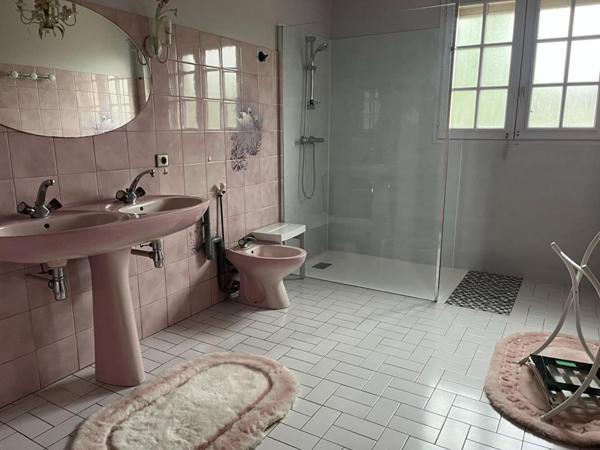 MAISON SUR SOUS SOL 6 CHAMBRES  200 M2