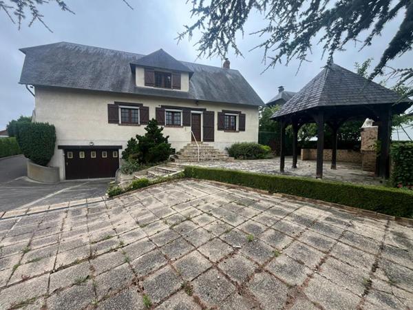 MAISON SUR SOUS SOL 6 CHAMBRES  200 M2