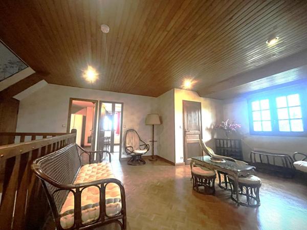 MAISON SUR SOUS SOL 6 CHAMBRES  200 M2