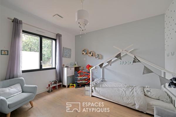 Villa contemporaine de plain-pied avec piscine à débordement – Collines Ouest