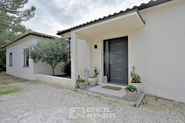 Villa contemporaine de plain-pied avec piscine à débordement – Collines Ouest