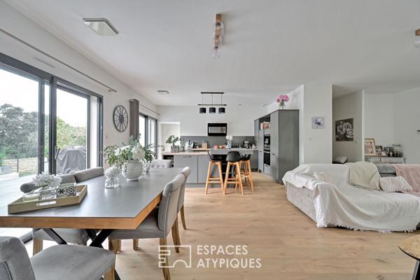 Villa contemporaine de plain-pied avec piscine à débordement – Collines Ouest