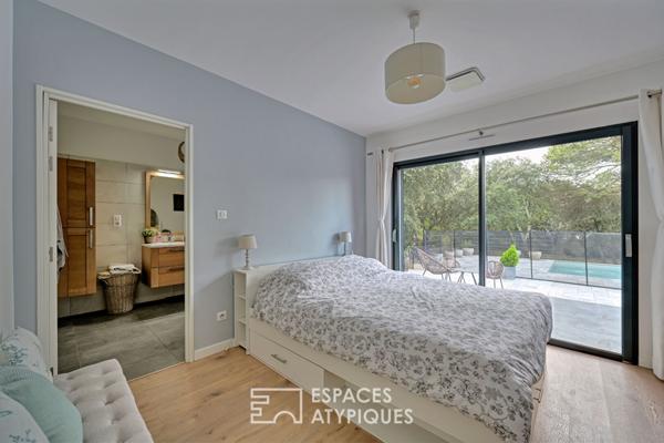 Villa contemporaine de plain-pied avec piscine à débordement – Collines Ouest