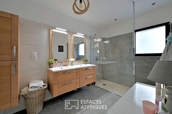 Villa contemporaine de plain-pied avec piscine à débordement – Collines Ouest