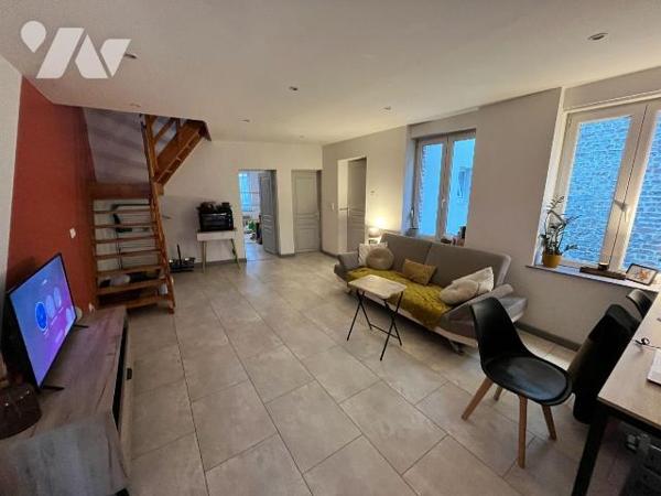 En centre ville, immeuble de rapport mixte (commerce + habitation). Au rdc un commerce  en plac...