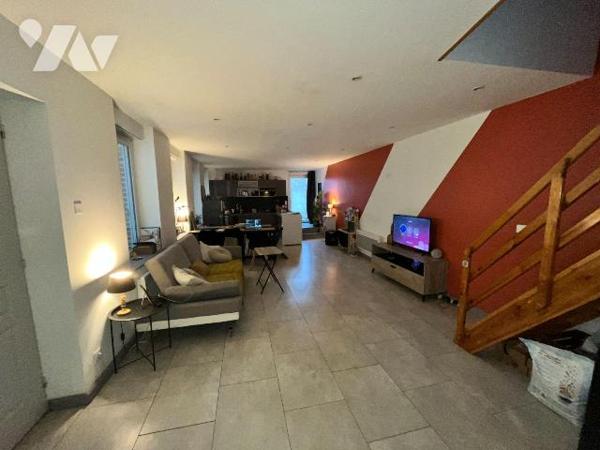 En centre ville, immeuble de rapport mixte (commerce + habitation). Au rdc un commerce  en plac...