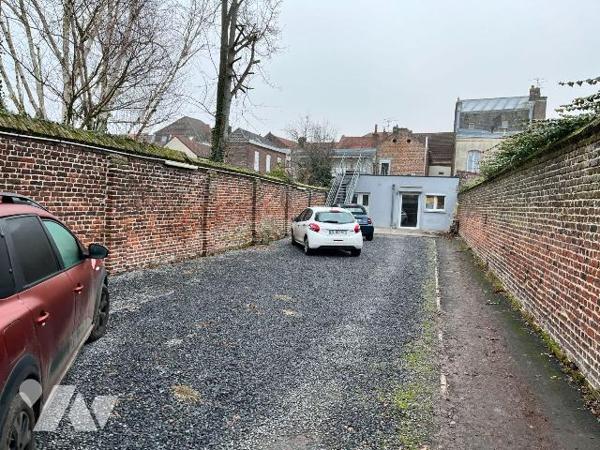 En centre ville, immeuble de rapport mixte (commerce + habitation). Au rdc un commerce  en plac...