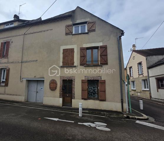 📍 Centre-ville de Sens
📐 Surface : 36,35 m²
🚗 Garage clos et sécurisé

Idéal investisseur ! Appartement vendu loué avec un locataire en place, offrant une rentabilité immédiate.

Situé en plein cœur du centre-ville de Sens, à seulement quelques minutes à pied de la gare, cet appartement lumineux et rénové bénéficie d'un emplacement recherché permettant de rejoindre Paris en moins d'une heure en train.

L'appartement se compose de :
Une entrée
Une cuisine équipée
Un salon-séjour lumineux
Une chambre spacieuse
Une salle d'eau
Un garage clos et sécurisé, un véritable atout en centre-ville.

Informations locatives
Loyer hors charges : 440 €/mois
Loyer charges comprises : 470 €/mois
Revenus locatifs annuels (hors charges) : 5 280 €
Charges de copropriété : 966 €/an
Les atouts du bien
Appartement rénové
Lumineux
Garage privatif clos et sécurisé
Centre-ville de Sens
Gare accessible à pied
Paris à moins d'une heure en train
Locataire en place, idéal pour un investissement locatif

Prix de vente : 68 000 €

Pour plus d'informations ou pour organiser une visite, n'hésitez pas à me contacter.