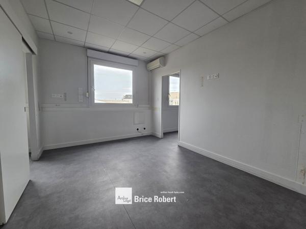 Bureau à louer à Decines Charpieu lumineux avec climatisation réversible