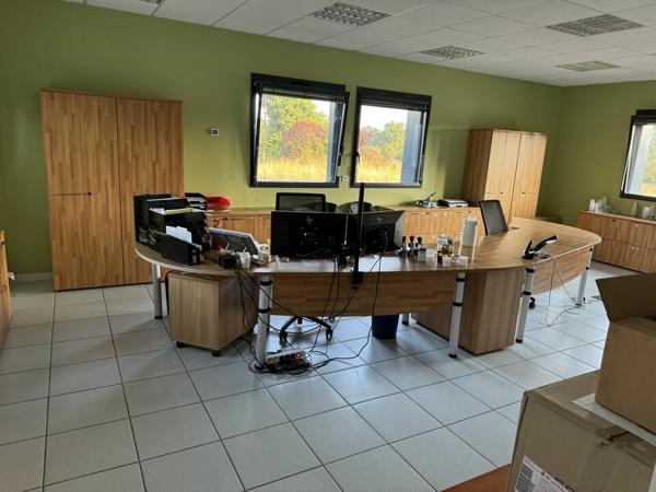 VENDRENNE – ENSEMBLE DE BUREAUX AVEC TERRAIN CONSTRUCTIBLE À LA VENTE