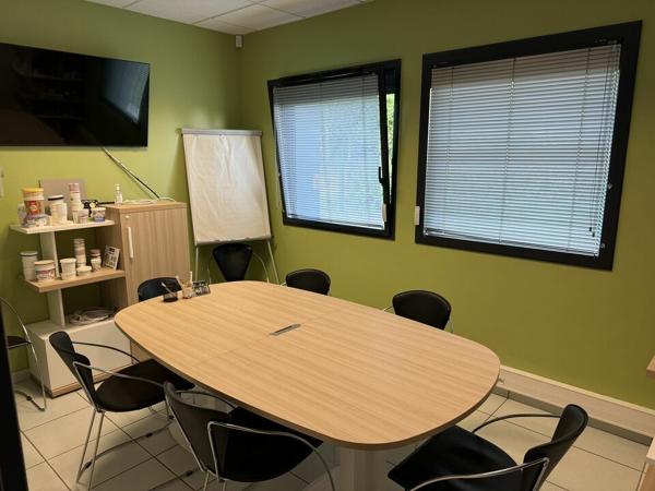 VENDRENNE – ENSEMBLE DE BUREAUX AVEC TERRAIN CONSTRUCTIBLE À LA VENTE