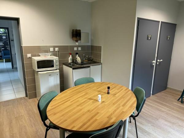 VENDRENNE – ENSEMBLE DE BUREAUX AVEC TERRAIN CONSTRUCTIBLE À LA VENTE