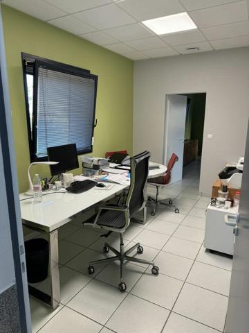 VENDRENNE – ENSEMBLE DE BUREAUX AVEC TERRAIN CONSTRUCTIBLE À LA VENTE