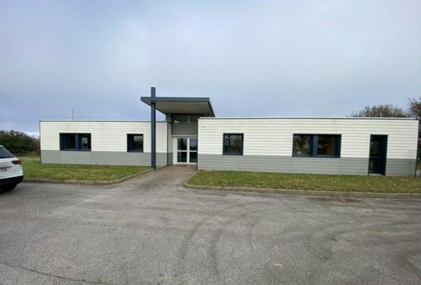 VENDRENNE – ENSEMBLE DE BUREAUX AVEC TERRAIN CONSTRUCTIBLE À LA VENTE