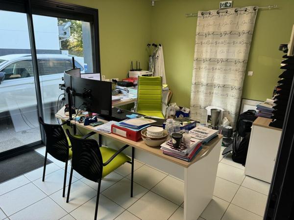 VENDRENNE – ENSEMBLE DE BUREAUX AVEC TERRAIN CONSTRUCTIBLE À LA VENTE