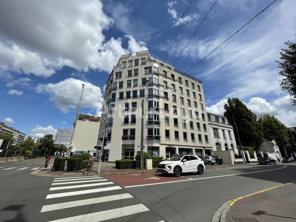 Bureaux à louer à La Madeleine avec parkings privés et accès transports