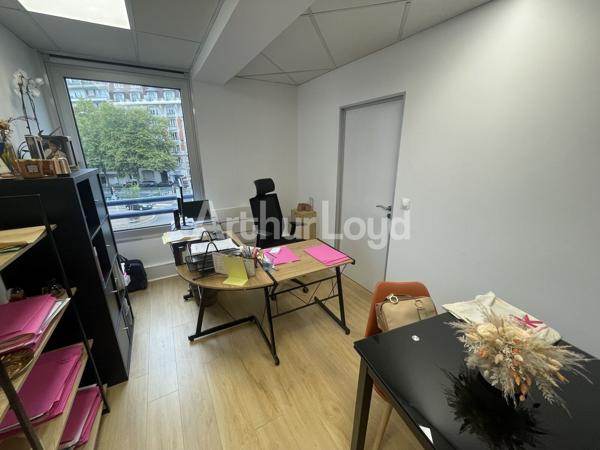 Bureaux à louer à La Madeleine avec parkings privés et accès transports