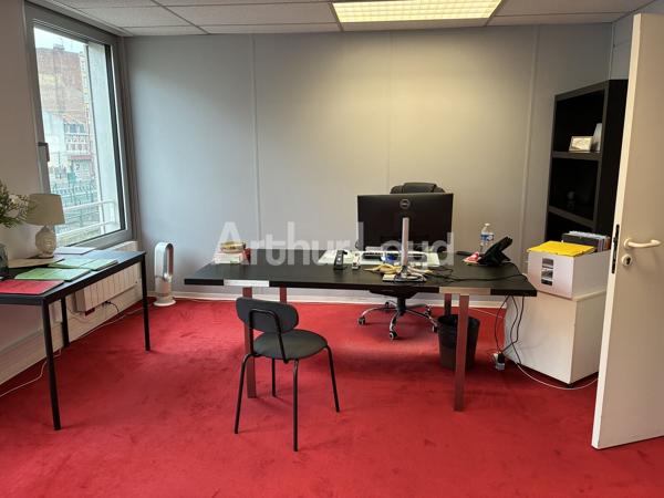 Bureaux à louer à La Madeleine avec parkings privés et accès transports