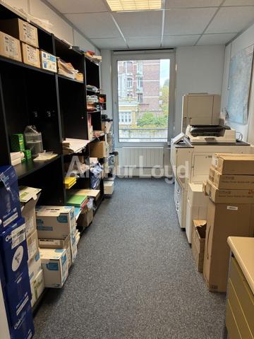 Bureaux à louer à La Madeleine avec parkings privés et accès transports