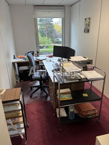 Bureaux à louer à La Madeleine avec parkings privés et accès transports