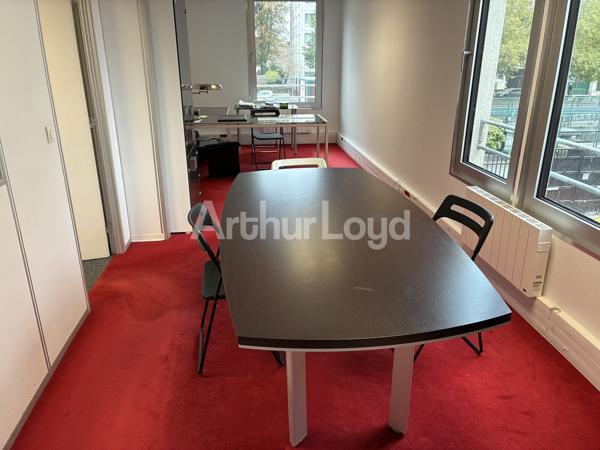 Bureaux à louer à La Madeleine avec parkings privés et accès transports