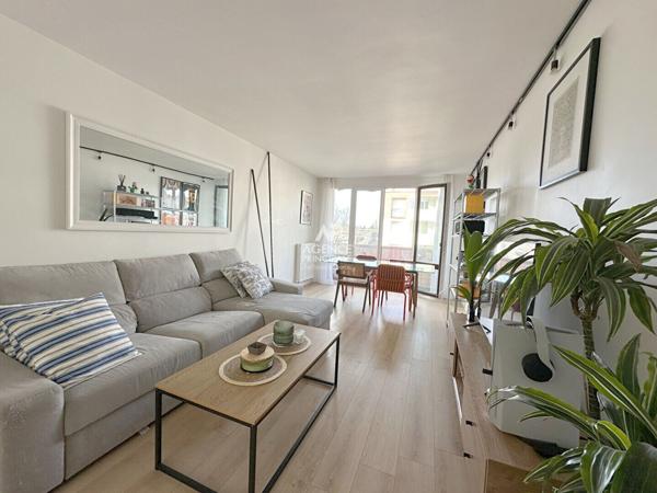 CHAVILLE - RG - Beau 3 pièces avec balcon. 349 000 € **  - Référence  711-C