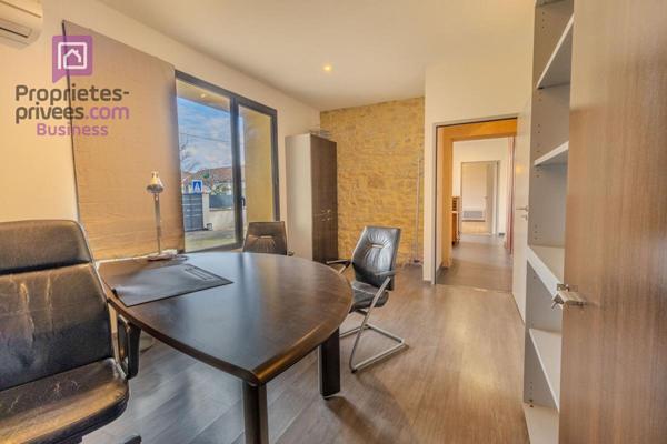 CARPENTRAS - Murs, profession libérale 79 m², 4 places de parking privatives sur 150 m2