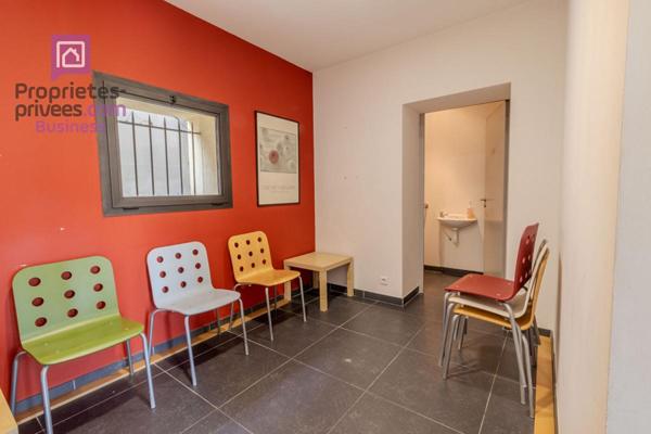 CARPENTRAS - Murs, profession libérale 79 m², 4 places de parking privatives sur 150 m2