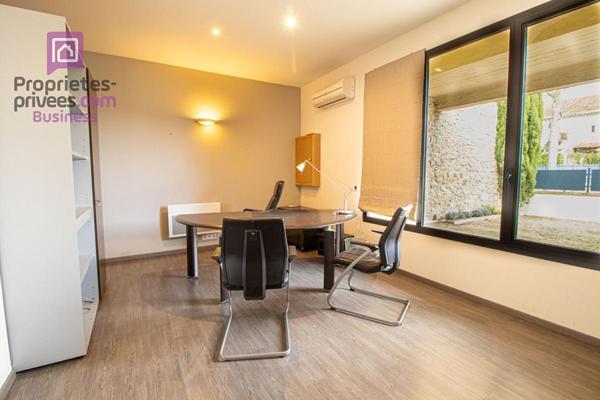 CARPENTRAS - Murs, profession libérale 79 m², 4 places de parking privatives sur 150 m2