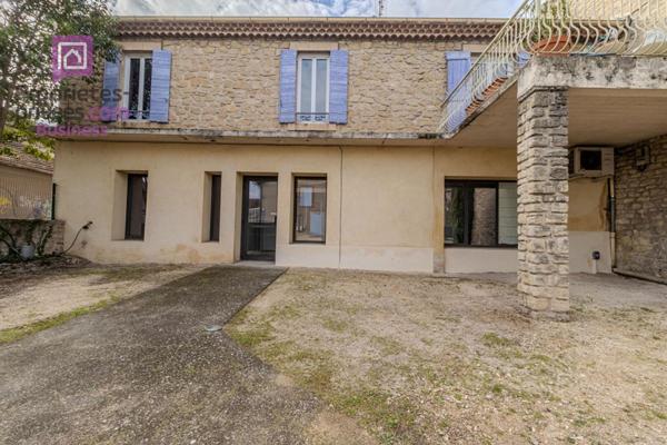 CARPENTRAS - Murs, profession libérale 79 m², 4 places de parking privatives sur 150 m2