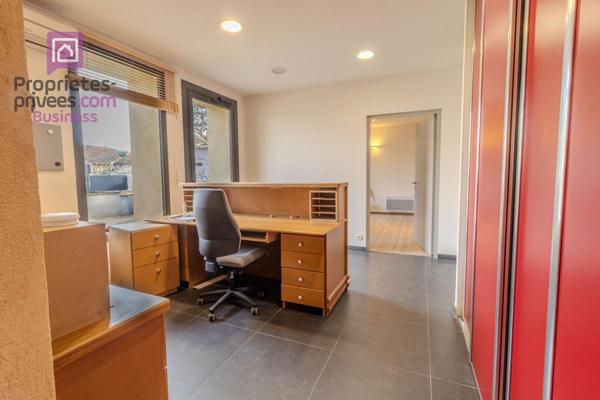 CARPENTRAS - Murs, profession libérale 79 m², 4 places de parking privatives sur 150 m2