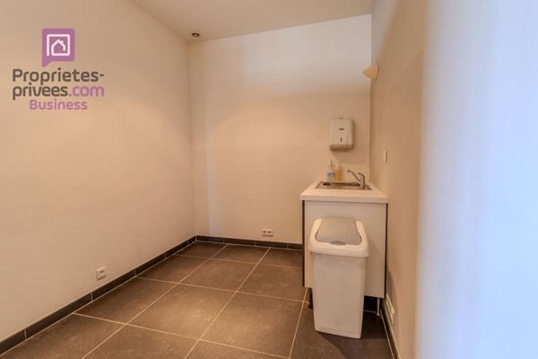 CARPENTRAS - Murs, profession libérale 79 m², 4 places de parking privatives sur 150 m2