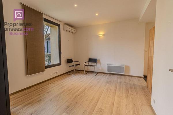 CARPENTRAS - Murs, profession libérale 79 m², 4 places de parking privatives sur 150 m2