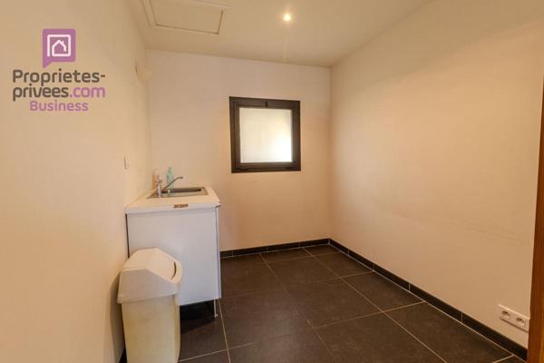 CARPENTRAS - Murs, profession libérale 79 m², 4 places de parking privatives sur 150 m2