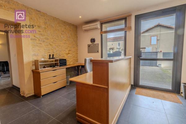 CARPENTRAS - Murs, profession libérale 79 m², 4 places de parking privatives sur 150 m2