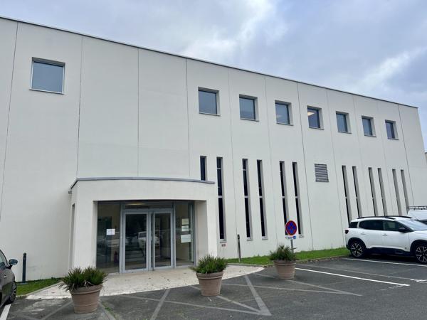 Bureaux à louer à Saint Cyr en Val 82 m2
