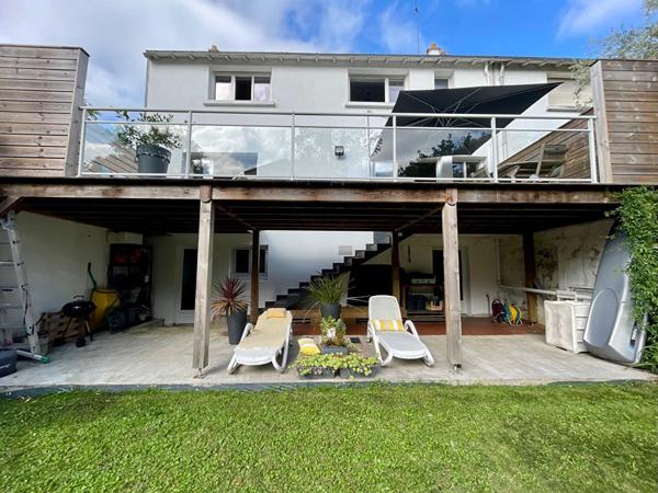 Nantes Nord - Maison spacieuse et lumineuse comprenant quatres chambres, salle d'eau et salle de bains. Magnifique terrasse, grand garage et cave.