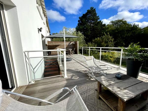 Nantes Nord - Maison spacieuse et lumineuse comprenant quatres chambres, salle d'eau et salle de bains. Magnifique terrasse, grand garage et cave.